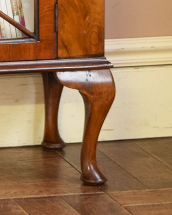 アンティークのキャビネット アンティーク家具 ウォルナット材のガラス扉のショーケース、英国入荷のアンティーク家具。女性1人でラクラク運べちゃうんですHandleのアンティークは、脚の裏にフェルトキーパーをお付けしています。(j-1932-f)