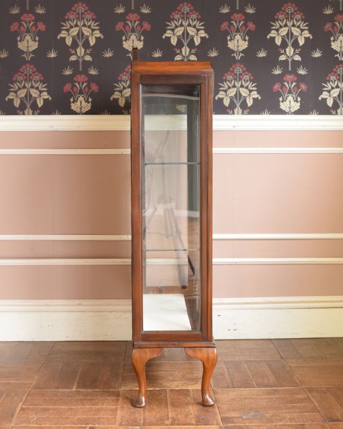 アンティークのキャビネット アンティーク家具 ウォルナット材のガラス扉のショーケース、英国入荷のアンティーク家具。横から見ても素敵なんですガラスキャビネットはどこから見ても美しい!いろんな角度から中をのぞきこんで楽んで下さい。(j-1932-f)