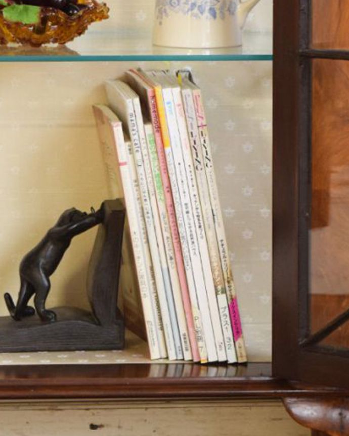 アンティークのキャビネット アンティーク家具 ウォルナット材のガラス扉のショーケース、英国入荷のアンティーク家具。扉の中は収納たっぷりA4サイズの雑誌までしっかり収納出来ちゃう大きさ。(j-1932-f)