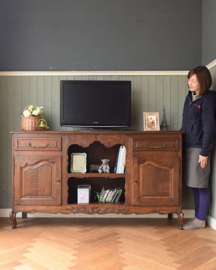 サイドボード　アンティーク家具　フランス輸入の華やかなアンティーク家具、お花の彫刻が美しいサイドボード。優雅な香りが漂うフランスのアンティークフランスらしい美しい彫が入ったサイドボードは、どんな場所に置いてもまるで絵画を見ているように美しいんです。(j-1941-f)