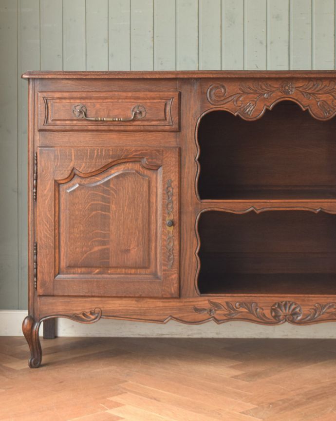 サイドボード　アンティーク家具　フランス輸入の華やかなアンティーク家具、お花の彫刻が美しいサイドボード。うっとりしちゃう彫の美しさ眺めているだけで幸せになっちゃうフランスらしい優雅な彫。(j-1941-f)