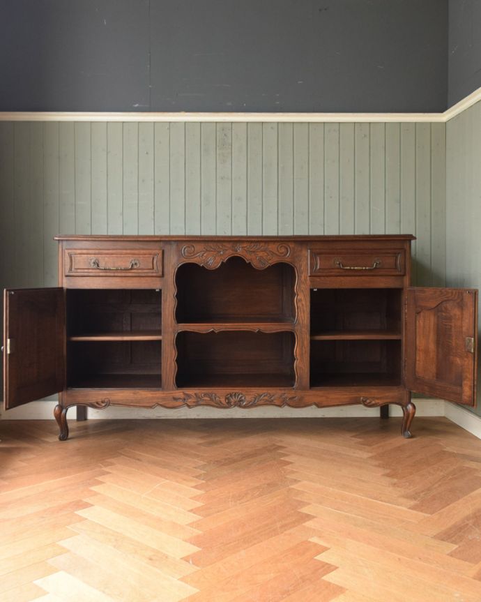 サイドボード　アンティーク家具　フランス輸入の華やかなアンティーク家具、お花の彫刻が美しいサイドボード。扉を開けて中を見ると･･･職人が修復して、扉の中もこんな感じでキレイに仕上げました。(j-1941-f)