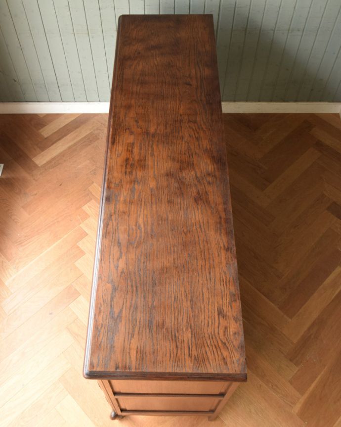 サイドボード　アンティーク家具　フランス輸入の華やかなアンティーク家具、お花の彫刻が美しいサイドボード。上から見てみると･･･天板もこんな感じで修復の際、キレイに仕上げました。(j-1941-f)