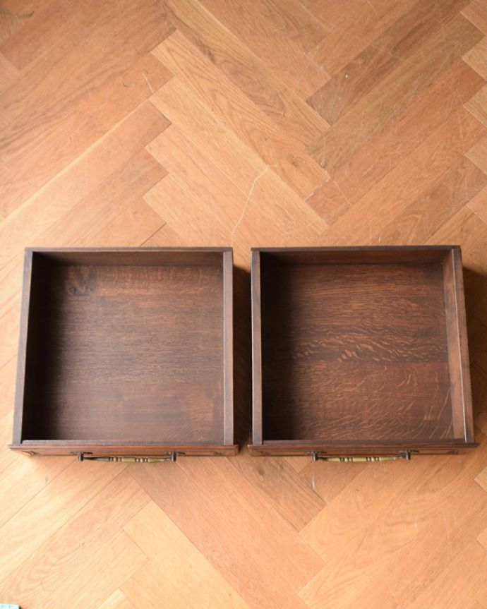 サイドボード　アンティーク家具　フランス輸入の華やかなアンティーク家具、お花の彫刻が美しいサイドボード。いろんなものを入れて使って下さいもちろん引き出しの中も職人がキレイにしました。(j-1941-f)