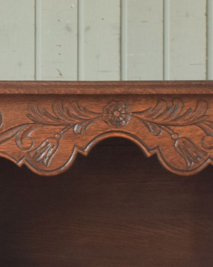 サイドボード　アンティーク家具　フランス輸入の華やかなアンティーク家具、お花の彫刻が美しいサイドボード。優雅なデザインまだ機械が発達していない時代に、どうやって造ったんだろう･･･。(j-1941-f)