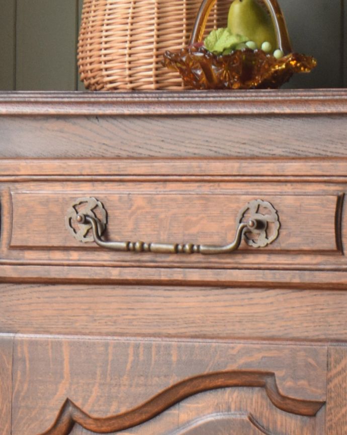サイドボード　アンティーク家具　フランス輸入の華やかなアンティーク家具、お花の彫刻が美しいサイドボード。開ける度にワクワクする取っ手取っ手だけを見ても、フランスらしい凝った装飾なんです。(j-1941-f)