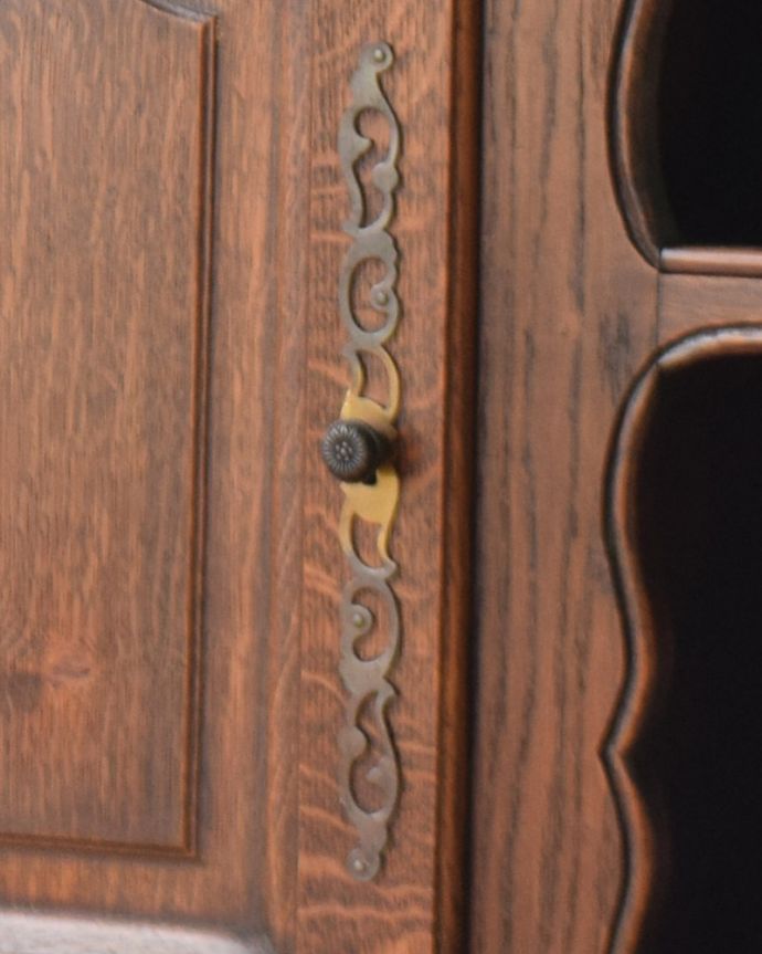 サイドボード　アンティーク家具　フランス輸入の華やかなアンティーク家具、お花の彫刻が美しいサイドボード。開ける度にワクワクする取っ手取っ手だけを見ても、フランスらしい凝った装飾なんです。(j-1941-f)