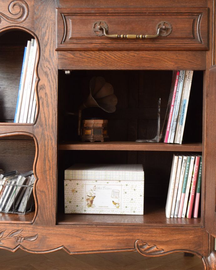 サイドボード　アンティーク家具　フランス輸入の華やかなアンティーク家具、お花の彫刻が美しいサイドボード。扉の中は収納たっぷりA4サイズの雑誌までしっかり収納出来ちゃう大きさ。(j-1941-f)