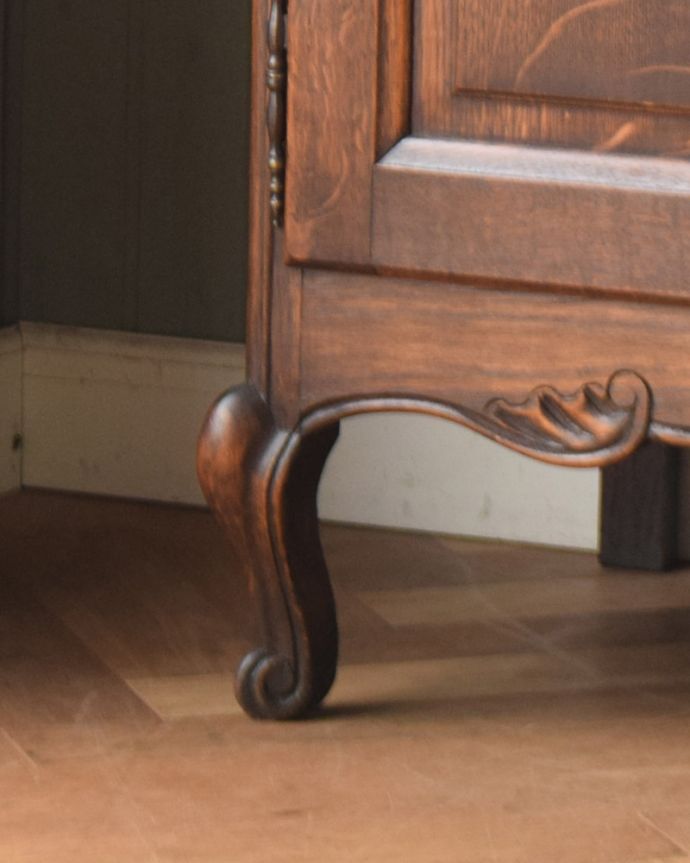 サイドボード　アンティーク家具　フランス輸入の華やかなアンティーク家具、お花の彫刻が美しいサイドボード。女性１人でもラクに運べちゃうヒミツHandleのアンティークは、脚の裏にフェルトキーパーをお付けしているので、床を滑らせれば女性でも移動がカンタンに出来ます！ご安心下さい。(j-1941-f)