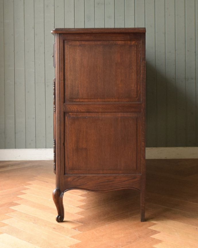 サイドボード　アンティーク家具　フランス輸入の華やかなアンティーク家具、お花の彫刻が美しいサイドボード。横顔だっても美しい正面だけじゃなく横から見ても、実は結構凝った造り。(j-1941-f)