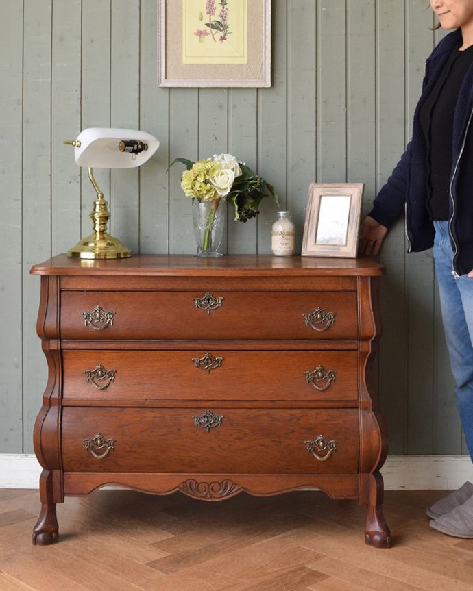 アンティークのチェスト　アンティーク家具　南フランススタイルのアンティーク家具、フラップ扉付のチェスト＆シェルフ（コモード） 。女性らしく優しい曲線は、高級感があって、お家の中のどんな場所に置いても絵になっちゃうんです。(j-1952-f)