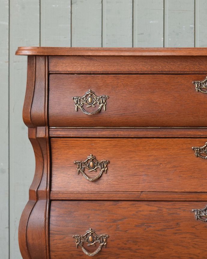 アンティークのチェスト　アンティーク家具　南フランススタイルのアンティーク家具、フラップ扉付のチェスト＆シェルフ（コモード） 。チェストと言ってもアンティークは見た目が素敵なので、洋服だけを入れるのはもったいない！寝室だけじゃなく、リビングや玄関でゴチャゴチャして見えちゃうものを便利に収納しましょう。(j-1952-f)