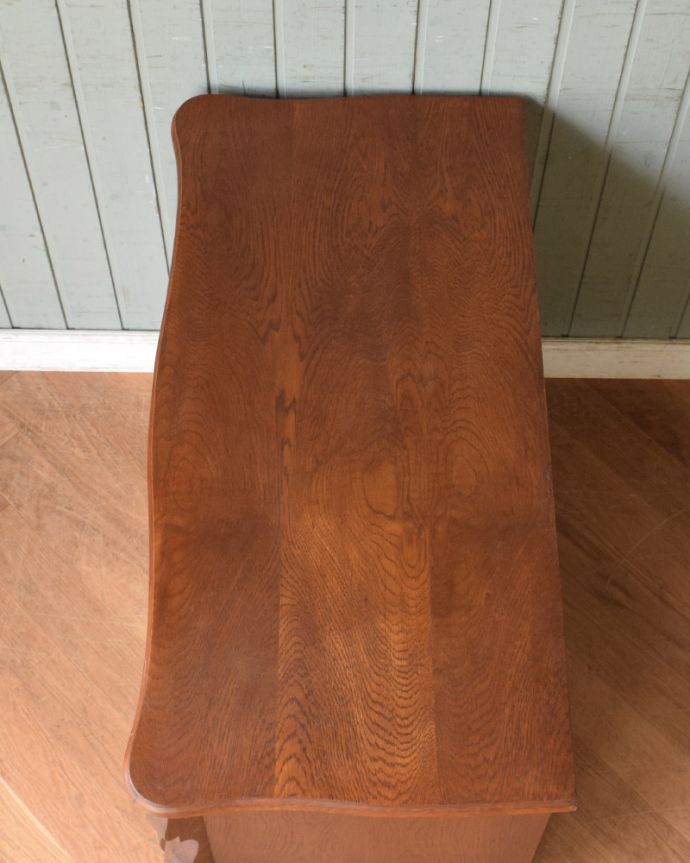 アンティークのチェスト　アンティーク家具　南フランススタイルのアンティーク家具、フラップ扉付のチェスト＆シェルフ（コモード） 。上から見ると、天板はこんな感じ。(j-1952-f)