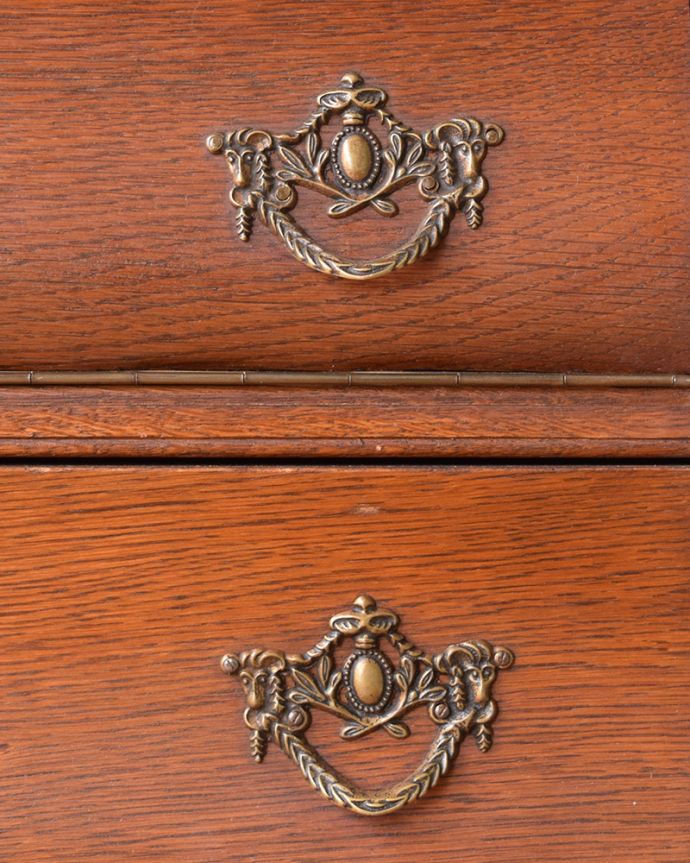アンティークのチェスト　アンティーク家具　南フランススタイルのアンティーク家具、フラップ扉付のチェスト＆シェルフ（コモード） 。エンブレムをモチーフにした優雅なデザインの取っ手。(j-1952-f)