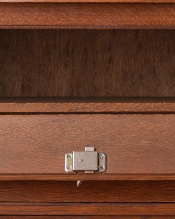 アンティークのチェスト　アンティーク家具　南フランススタイルのアンティーク家具、フラップ扉付のチェスト＆シェルフ（コモード） 。上の扉には鍵が１本付いています。(j-1952-f)