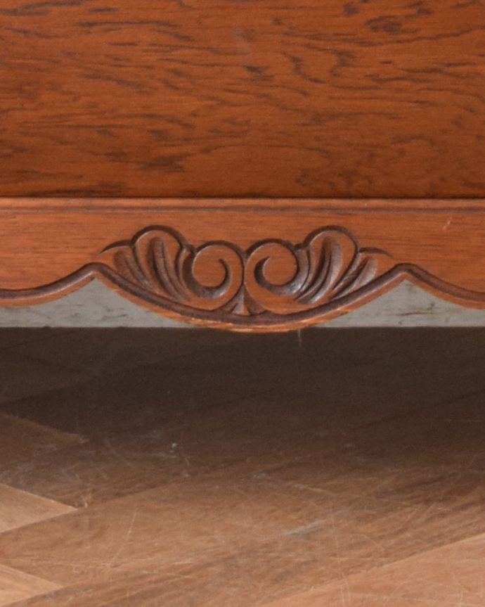 アンティークのチェスト　アンティーク家具　南フランススタイルのアンティーク家具、フラップ扉付のチェスト＆シェルフ（コモード） 。何と言ってもフランスらしい優雅で上品なデザインです。(j-1952-f)