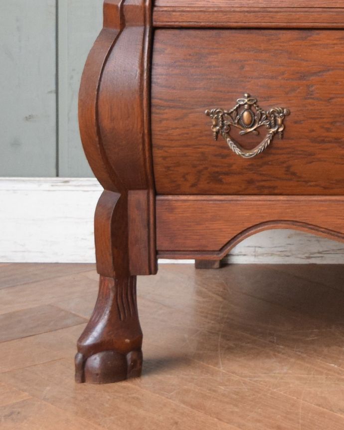 アンティークのチェスト　アンティーク家具　南フランススタイルのアンティーク家具、フラップ扉付のチェスト＆シェルフ（コモード） 。どっしり貫禄のある脚先は、幸せを運んでくれるクロウ＆ボール。(j-1952-f)