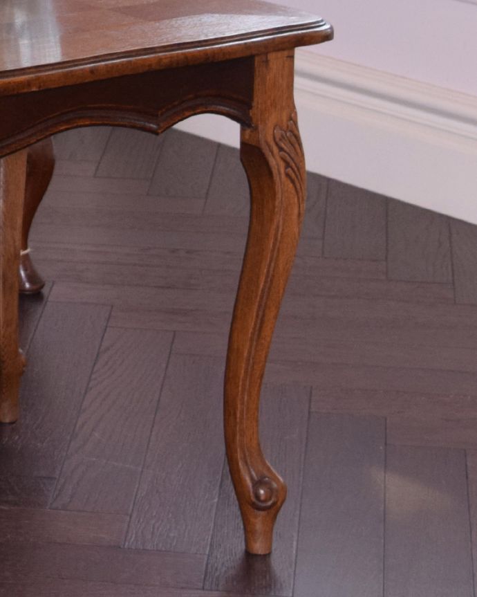 アンティークのテーブル アンティーク家具 アンティークの南仏家具、美しいデザインの市松模様のコーヒーテーブル。持ち上げなくても移動できます!Handleのアンティークは、脚の裏にフェルトキーパーをお付けしていますので、床を滑らせてれば移動が簡単です。(j-1953-f)