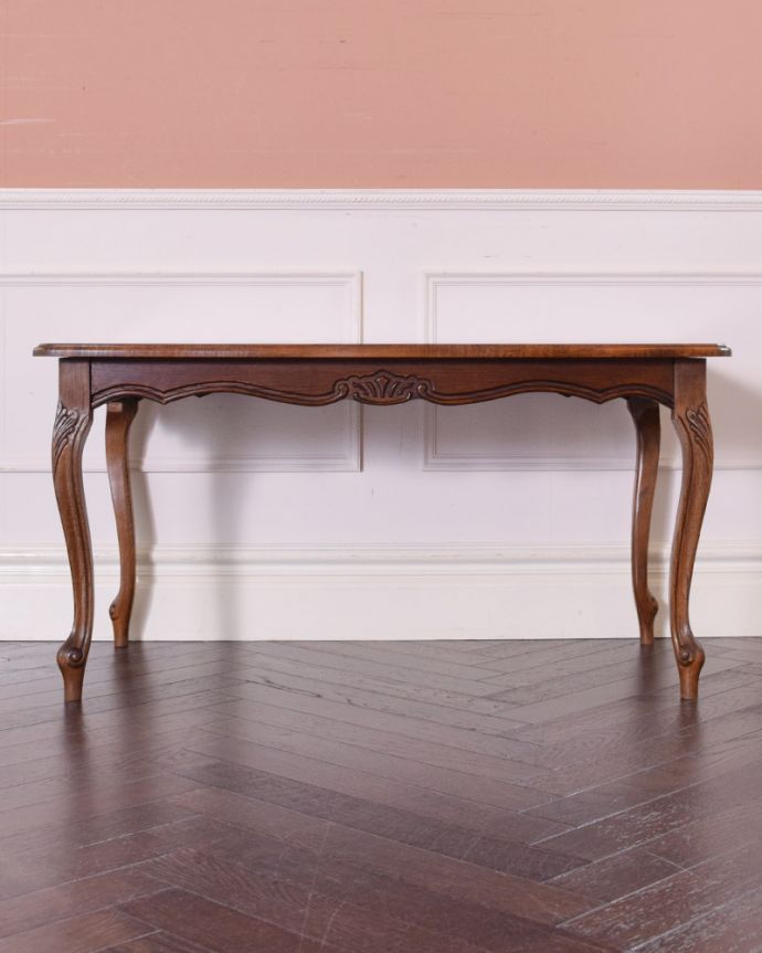 アンティークのテーブル アンティーク家具 アンティークの南仏家具、美しいデザインの市松模様のコーヒーテーブル。こちら側も、もちろんキレイです!アンティークは新品ではないので、もちろん経年変化によるキズはありますが、専門の職人がキレイにお直しをしているので、後ろ姿までキレイです。(j-1953-f)