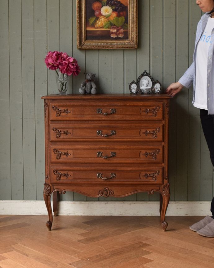 アンティークのチェスト アンティーク家具 フランス輸入のエレガントなアンティーク家具、4段チェスト。高級感があって女性らしい優しい曲線。(j-1964-f)