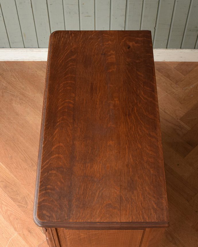 アンティークのチェスト アンティーク家具 フランス輸入のエレガントなアンティーク家具、4段チェスト。天板も木目がとってもキレイです。(j-1964-f)