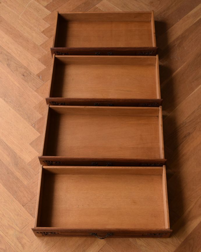 アンティークのチェスト アンティーク家具 フランス輸入のエレガントなアンティーク家具、4段チェスト。引き出しは手前が1段目です。(j-1964-f)