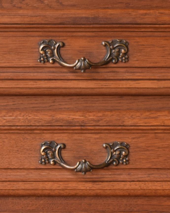 アンティークのチェスト アンティーク家具 フランス輸入のエレガントなアンティーク家具、4段チェスト。蔦をモチーフにした優雅な取っ手。(j-1964-f)
