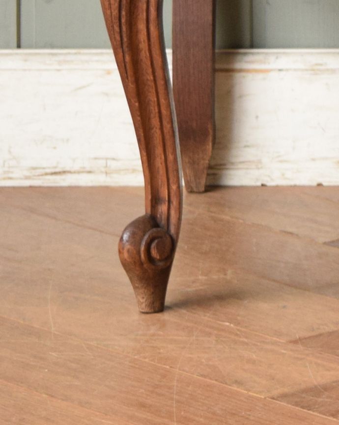 アンティークのチェスト アンティーク家具 フランス輸入のエレガントなアンティーク家具、4段チェスト。美しい彫が入った脚先。(j-1964-f)