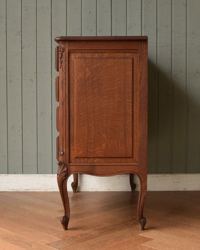 アンティークのチェスト アンティーク家具 フランス輸入のエレガントなアンティーク家具、4段チェスト。横から見てもステキです。(j-1964-f)