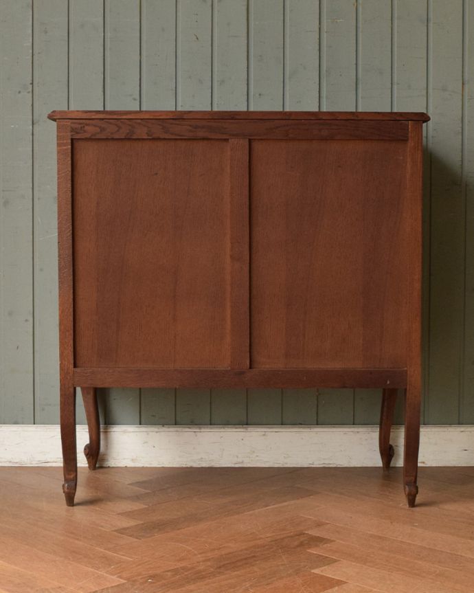 アンティークのチェスト アンティーク家具 フランス輸入のエレガントなアンティーク家具、4段チェスト。アンティークは新品ではないので、もちろん経年変化によるキズはありますが、専門の職人が目立たないようキレイにお直しをしているので、後姿までキレイです。(j-1964-f)