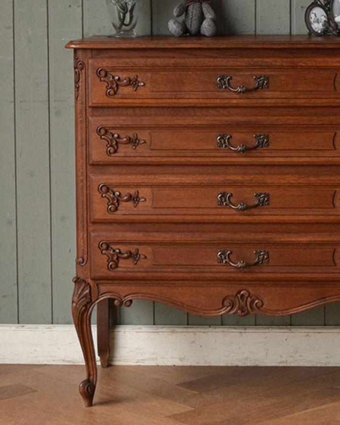 アンティークのチェスト アンティーク家具 フランス輸入のエレガントなアンティーク家具、4段チェスト。リビングではメモ、リモコン、筆記用具など近くに置いておきたいものを収納しておけばとっても便利ですよ。(j-1964-f)
