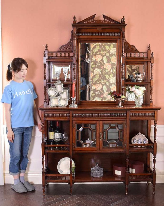 アンティークのキャビネット アンティーク家具 煌びやかなアンティーク家具、マホガニー材を使ったパーラーキャビネット。見た人みんなを魅了するパーラーキャビネットこれこそアンティーク家具の極みとも言えるパーラーは、目で見て楽しむための家具。(j-1965-f)