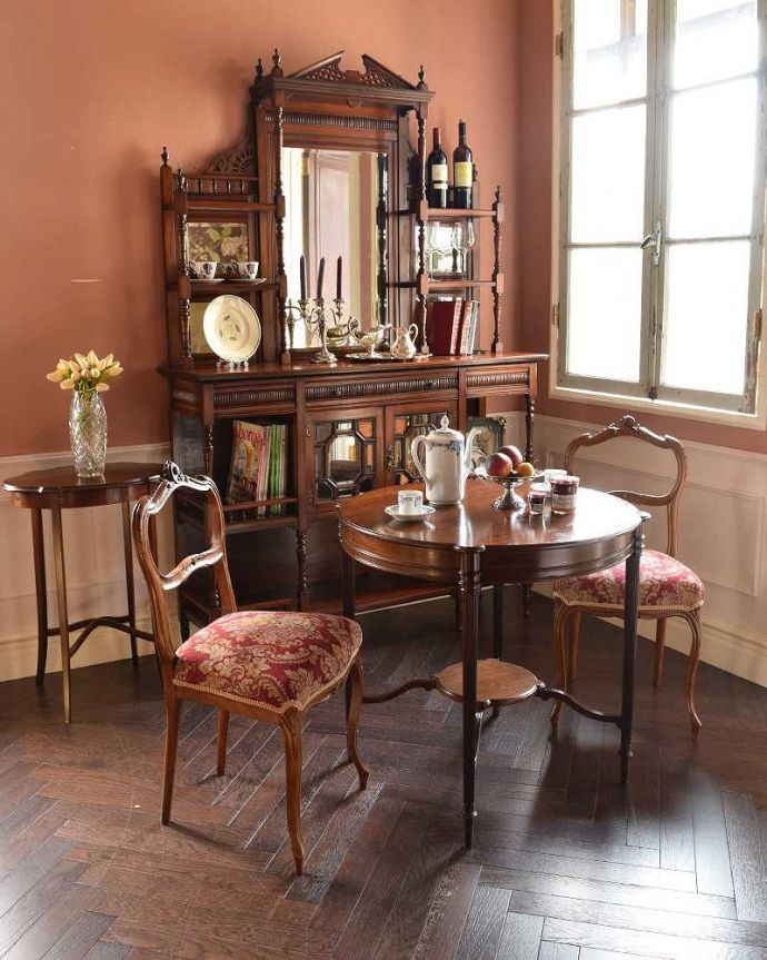 アンティークのキャビネット アンティーク家具 煌びやかなアンティーク家具、マホガニー材を使ったパーラーキャビネット。最上級の時間をお届けしますアンティーク家具の中でも王様のパーラーキャビネット。(j-1965-f)