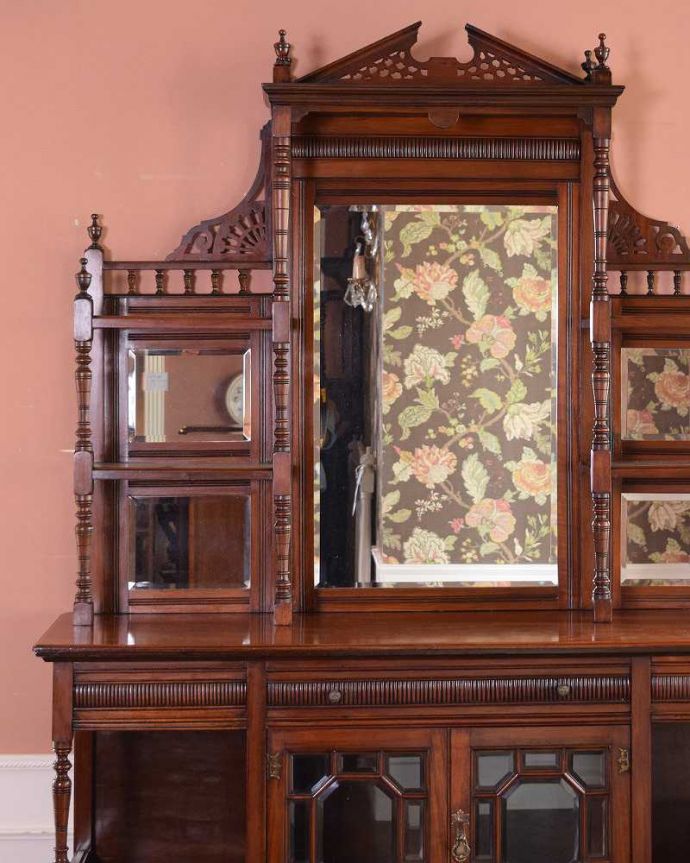 アンティークのキャビネット アンティーク家具 煌びやかなアンティーク家具、マホガニー材を使ったパーラーキャビネット。キラッと輝くミラーまだ電気が発達していない時代の家具。(j-1965-f)