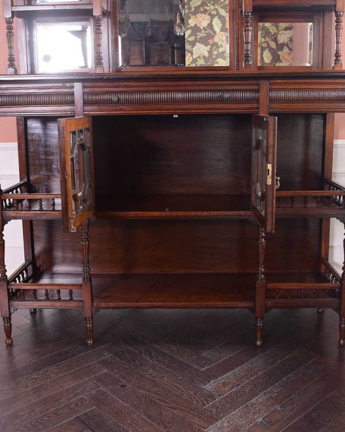 アンティークのキャビネット アンティーク家具 煌びやかなアンティーク家具、マホガニー材を使ったパーラーキャビネット。もちろん収納もたっぷり見た目重視の家具ですが、高級なものを収納して楽しむための収納がたっぷり付いてます。(j-1965-f)