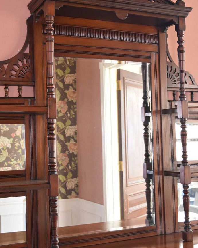 アンティークのキャビネット アンティーク家具 煌びやかなアンティーク家具、マホガニー材を使ったパーラーキャビネット。カッティングがキラキラ輝きますアンティークの大きなミラーの縁はキレイにカッティングされているので、光が入ると反射してキラキラ輝きます。(j-1965-f)