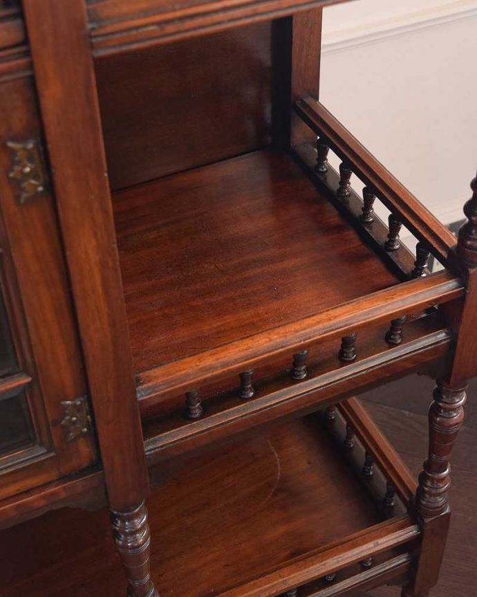 アンティークのキャビネット アンティーク家具 煌びやかなアンティーク家具、マホガニー材を使ったパーラーキャビネット。ディスプレイしながらおしゃれに収納扉収納の両脇にはデザイン性を兼ねたオープンの棚。(j-1965-f)