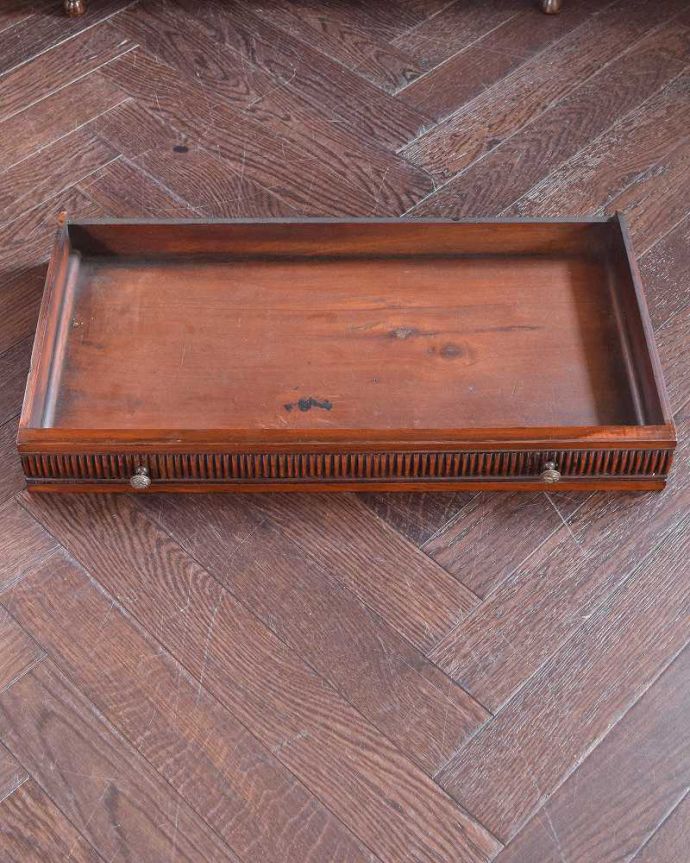 アンティークのキャビネット アンティーク家具 煌びやかなアンティーク家具、マホガニー材を使ったパーラーキャビネット。時間をかけて修復しました半年以上、手間暇をかけて、いろんな部分をピカピカに修復しました。(j-1965-f)