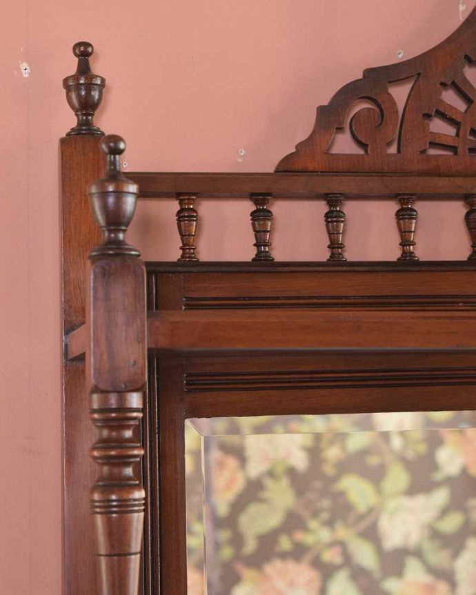 アンティークのキャビネット アンティーク家具 煌びやかなアンティーク家具、マホガニー材を使ったパーラーキャビネット。ミラー脇の支柱にもこだわって細かい部分までかなりこだわって彫が入っています。(j-1965-f)