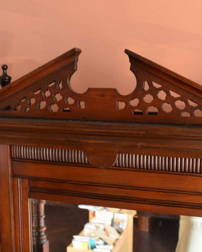 アンティークのキャビネット アンティーク家具 煌びやかなアンティーク家具、マホガニー材を使ったパーラーキャビネット。トップには透かし彫り機械の発達していない時代に、どうやってカットしたんでしょう?美しい透かし彫りです。(j-1965-f)