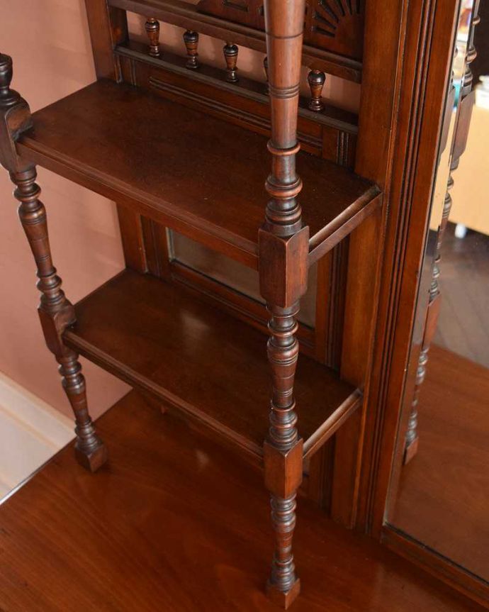 アンティークのキャビネット アンティーク家具 煌びやかなアンティーク家具、マホガニー材を使ったパーラーキャビネット。ミラーの周りを飾る装飾細かい彫の入ったミラー周りの装飾。(j-1965-f)