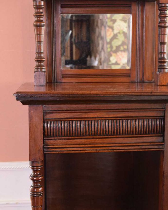 アンティークのキャビネット アンティーク家具 煌びやかなアンティーク家具、マホガニー材を使ったパーラーキャビネット。小さいミラーも付いています棚の奥を見ると、小さいミラーが。(j-1965-f)