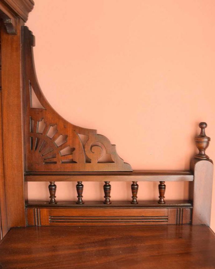 アンティークのキャビネット アンティーク家具 煌びやかなアンティーク家具、マホガニー材を使ったパーラーキャビネット。ここにも透かし彫り芸術作品のようなデザインに思わずうっとりしてしまいます。(j-1965-f)