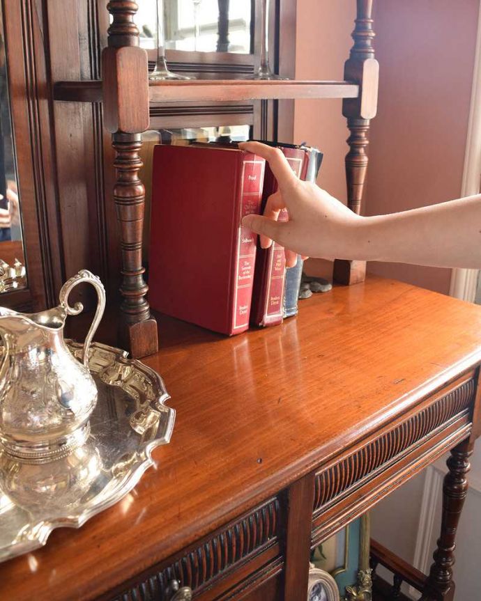 アンティークのキャビネット アンティーク家具 煌びやかなアンティーク家具、マホガニー材を使ったパーラーキャビネット。文庫本や漫画もたくさん並びます。(j-1965-f)