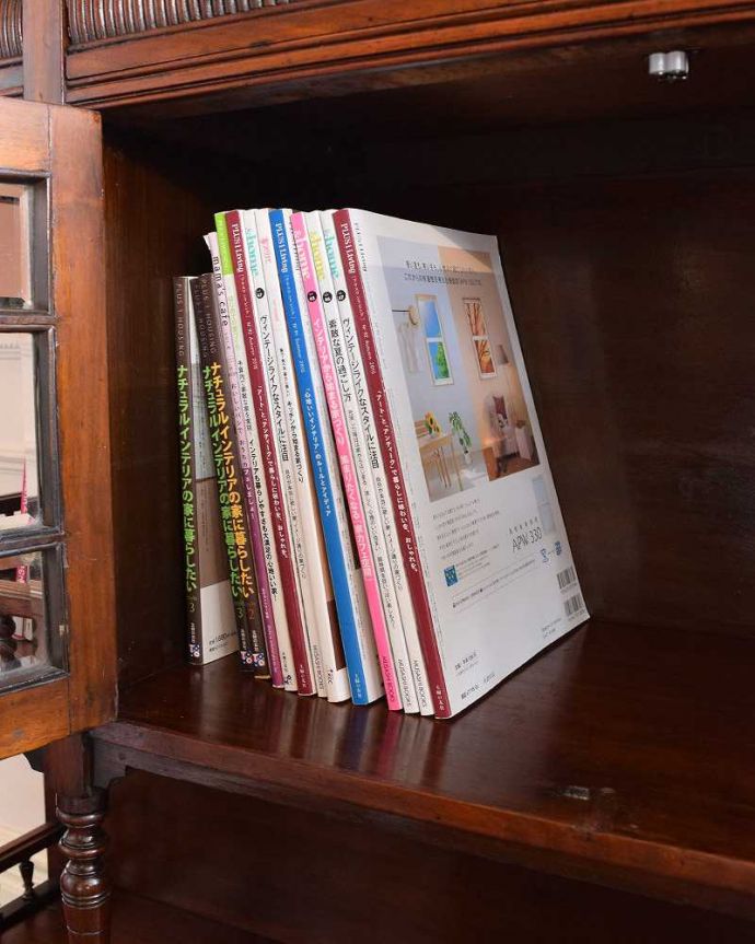 アンティークのキャビネット アンティーク家具 煌びやかなアンティーク家具、マホガニー材を使ったパーラーキャビネット。扉の中は収納たっぷりA4サイズの雑誌までしっかり収納出来ちゃう大きさ。(j-1965-f)