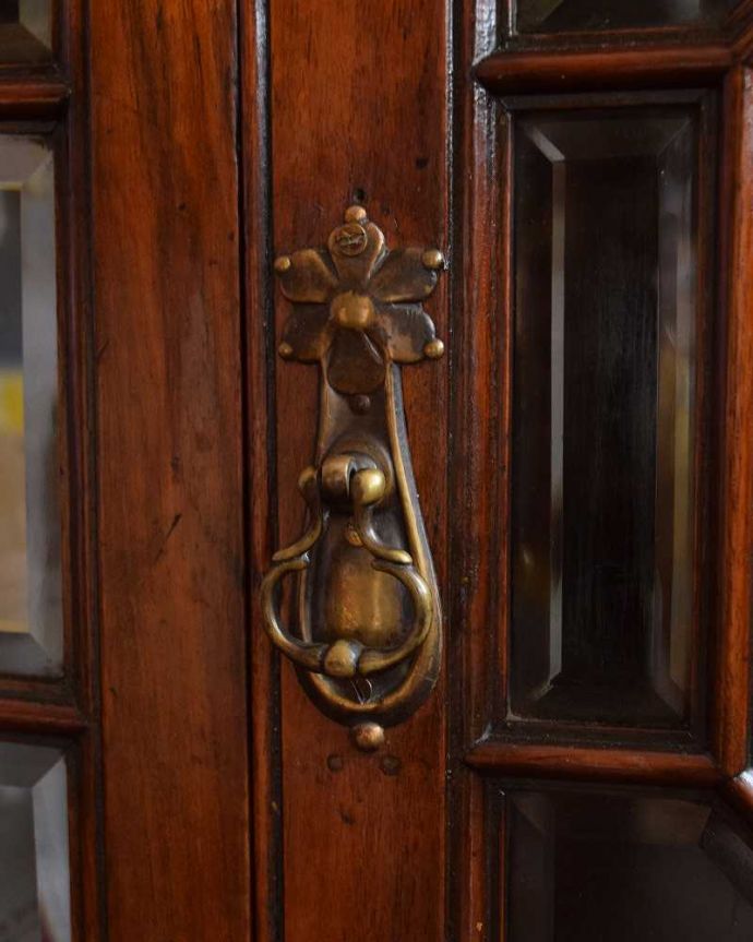 アンティークのキャビネット アンティーク家具 煌びやかなアンティーク家具、マホガニー材を使ったパーラーキャビネット。取っ手まで美しい最上級のアンティークらしく取っ手のデザインも美しいんです。(j-1965-f)