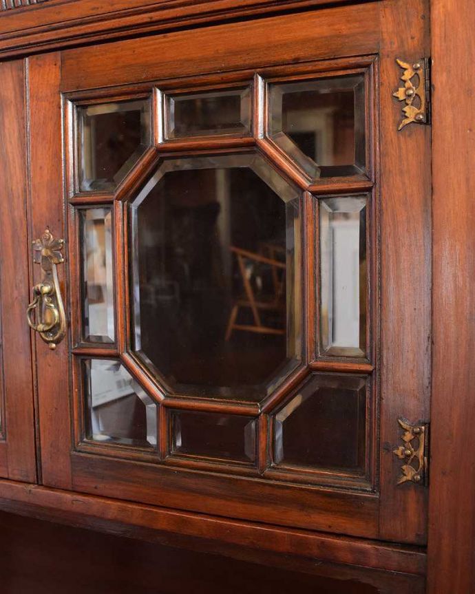 アンティークのキャビネット アンティーク家具 煌びやかなアンティーク家具、マホガニー材を使ったパーラーキャビネット。ガラス部分にまでカッティング扉のガラス部分を見てみると、こんな場所までカッティング加工が施されています。(j-1965-f)