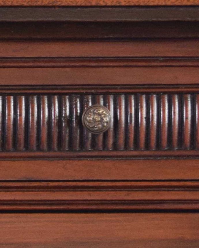 アンティークのキャビネット アンティーク家具 煌びやかなアンティーク家具、マホガニー材を使ったパーラーキャビネット。引き出しの取っ手は目立たないようにこっそり。(j-1965-f)