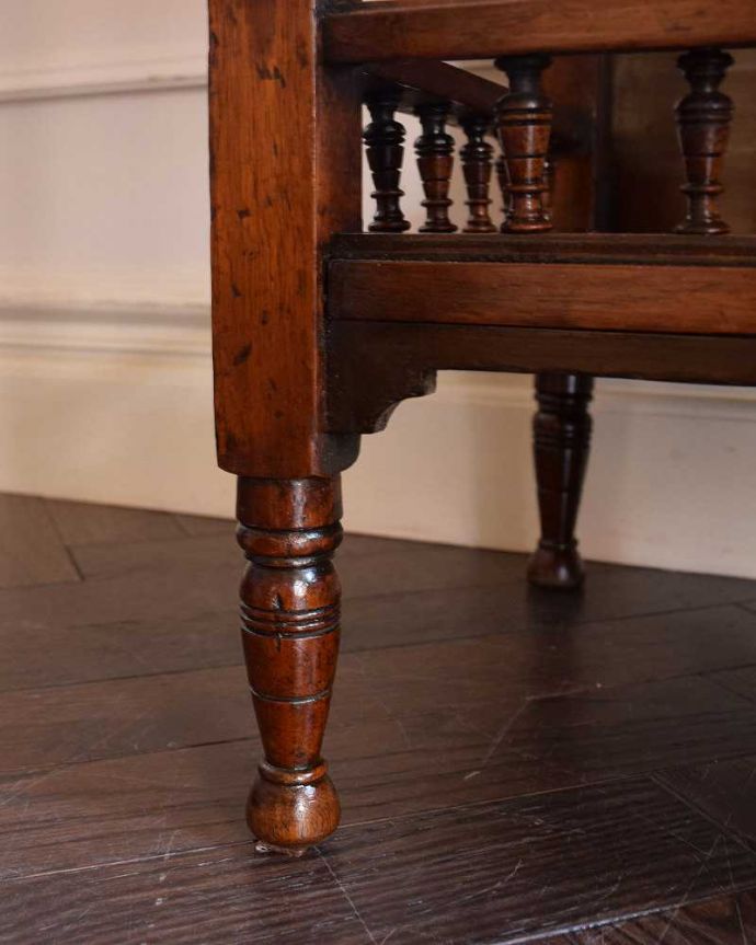 アンティークのキャビネット アンティーク家具 煌びやかなアンティーク家具、マホガニー材を使ったパーラーキャビネット。自分で移動できますHandleのアンティーク家具の脚の裏にはフェルトをお付けしていますので、床を滑らせれば女性でも移動できます。(j-1965-f)