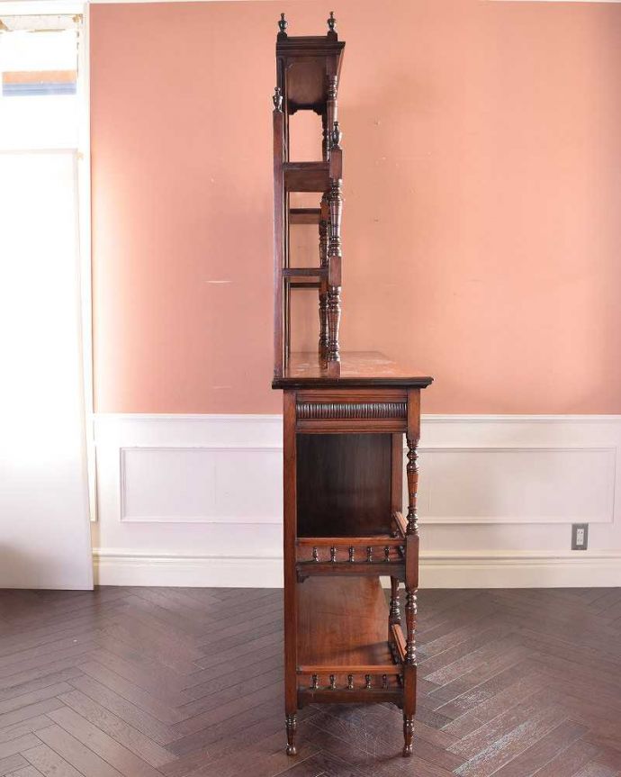 アンティークのキャビネット アンティーク家具 煌びやかなアンティーク家具、マホガニー材を使ったパーラーキャビネット。横から見ても美しい至る所に施された装飾の美しさ。(j-1965-f)